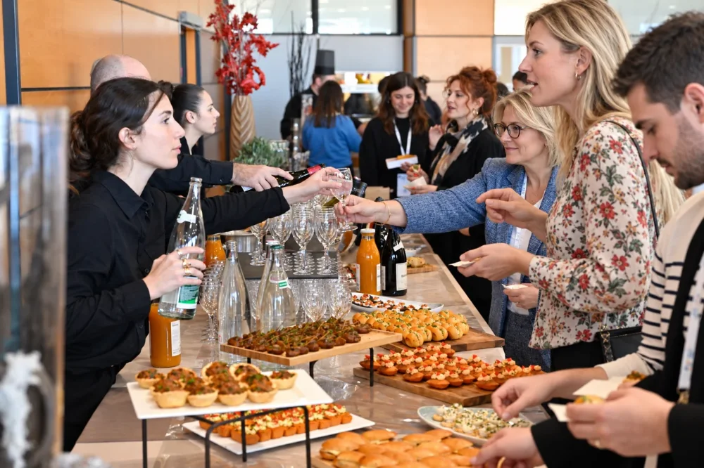 R%C3%A9ception%20conviviale%20autour%20du%20buffet